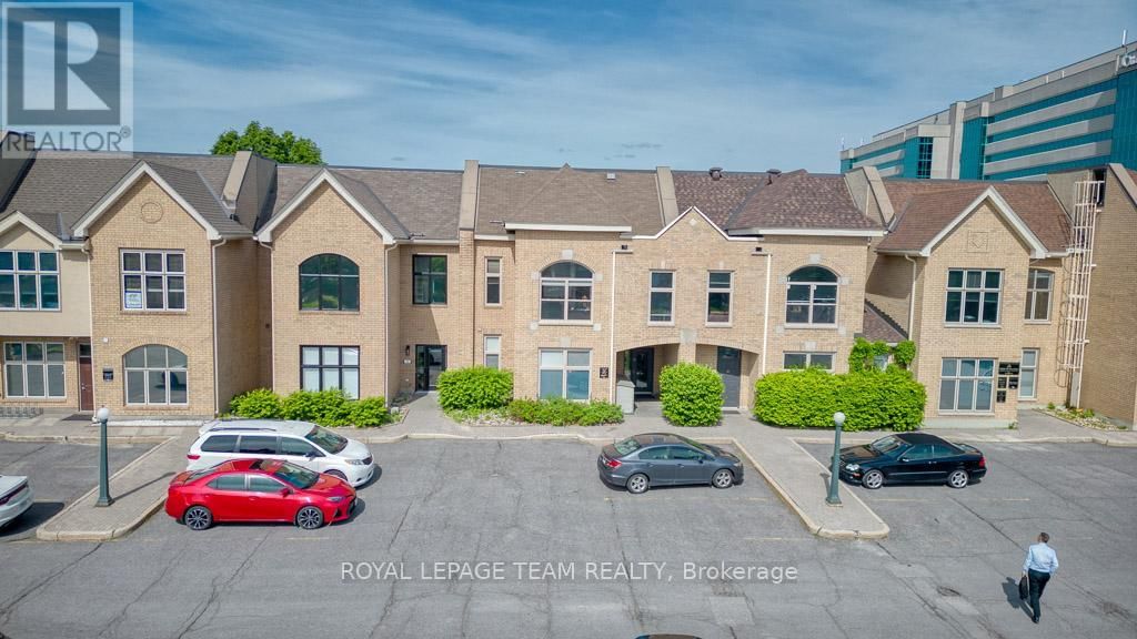 84 CENTREPOINTE DRIVE Image 43