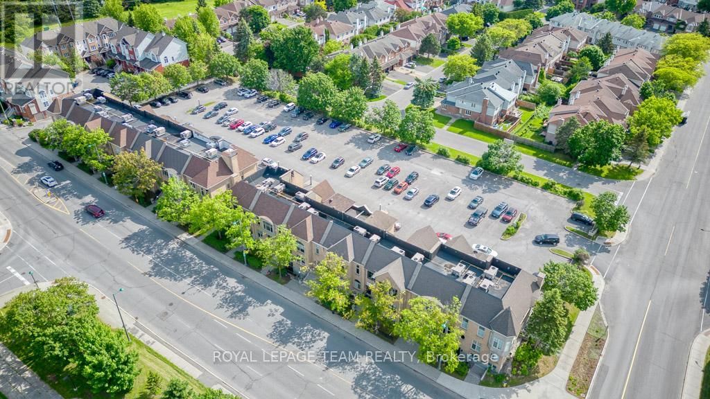 84 CENTREPOINTE DRIVE Image 44