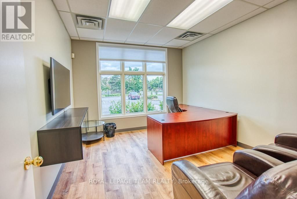 84 CENTREPOINTE DRIVE Image 5