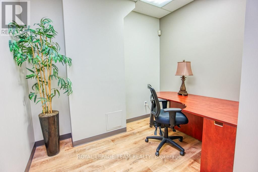 84 CENTREPOINTE DRIVE Image 9
