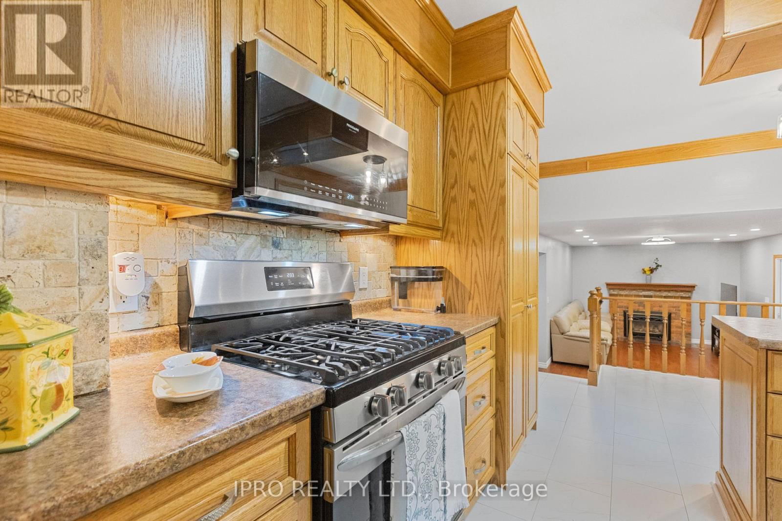 6 ROSELAWN COURT Image 12