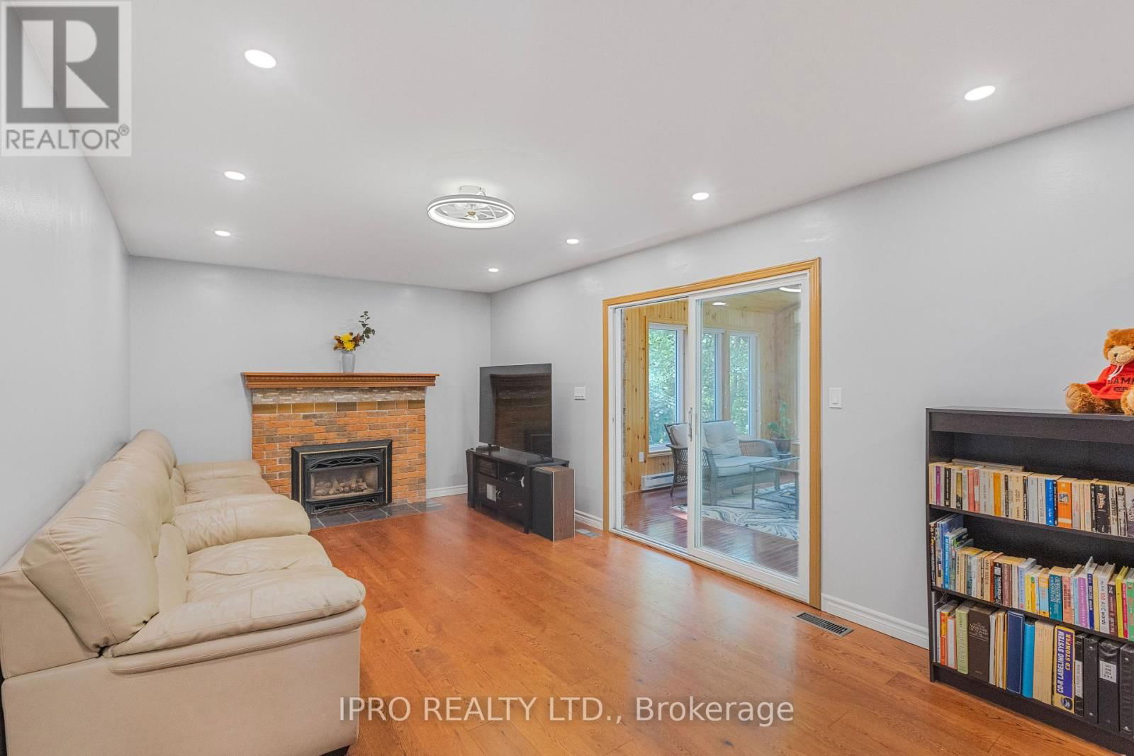 6 ROSELAWN COURT Image 15