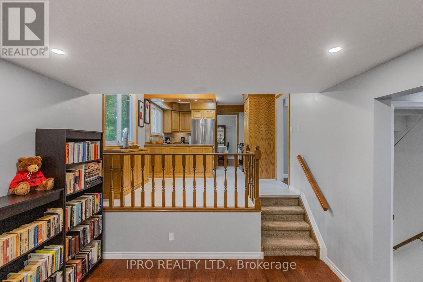 6 ROSELAWN COURT Image 19