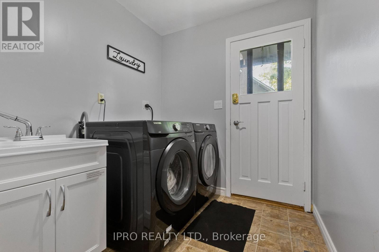 6 ROSELAWN COURT Image 26