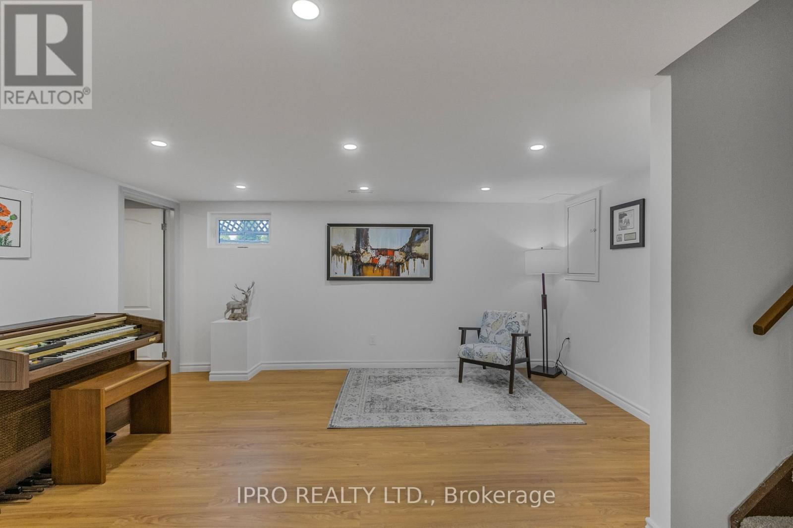 6 ROSELAWN COURT Image 34