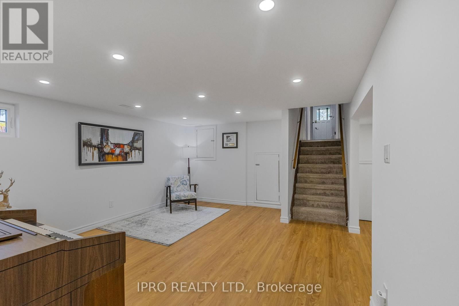 6 ROSELAWN COURT Image 36