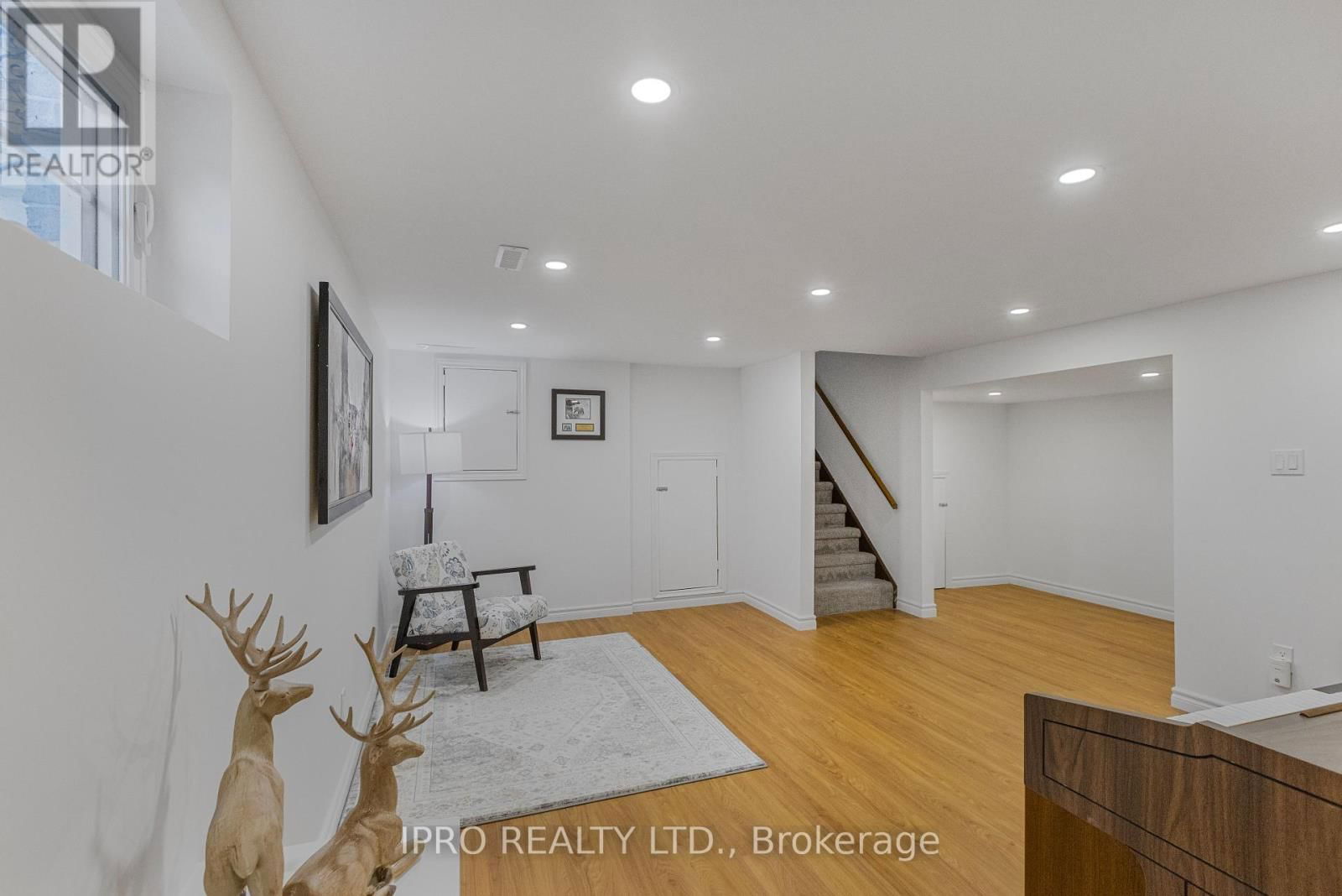 6 ROSELAWN COURT Image 39
