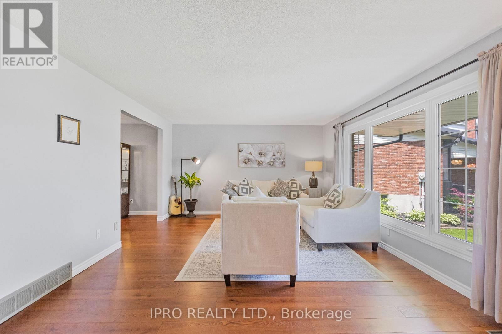 6 ROSELAWN COURT Image 8