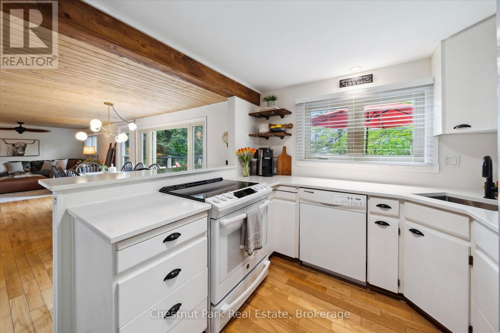 218 NORTH DRIVE Image 13