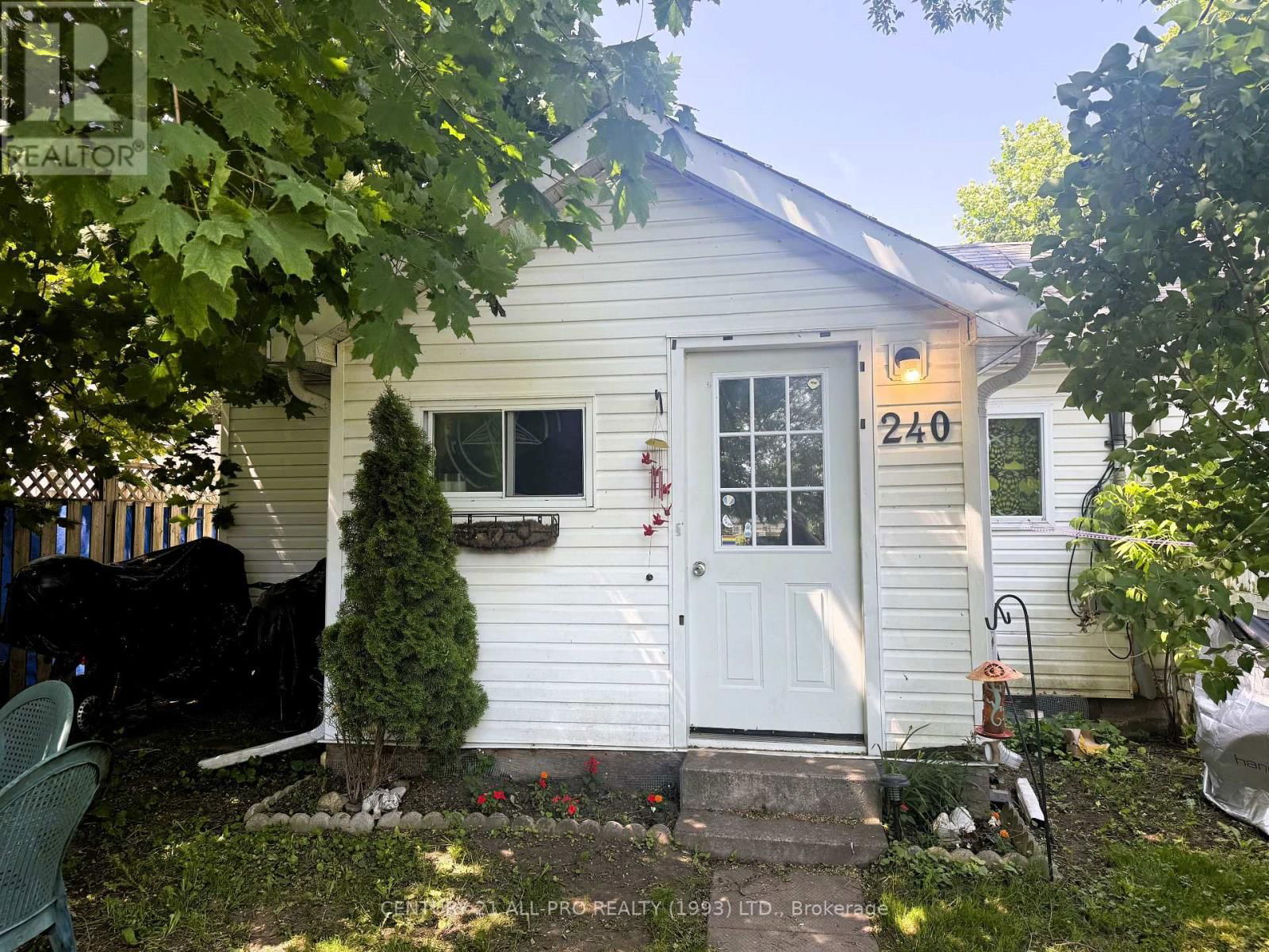 240 UNIVERSITY AVENUE WEST Image 1