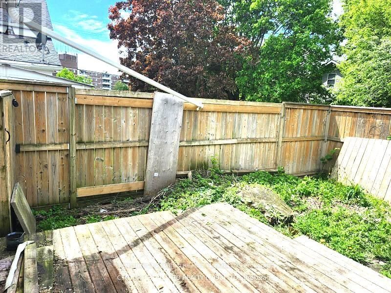 240 UNIVERSITY AVENUE WEST Image 10