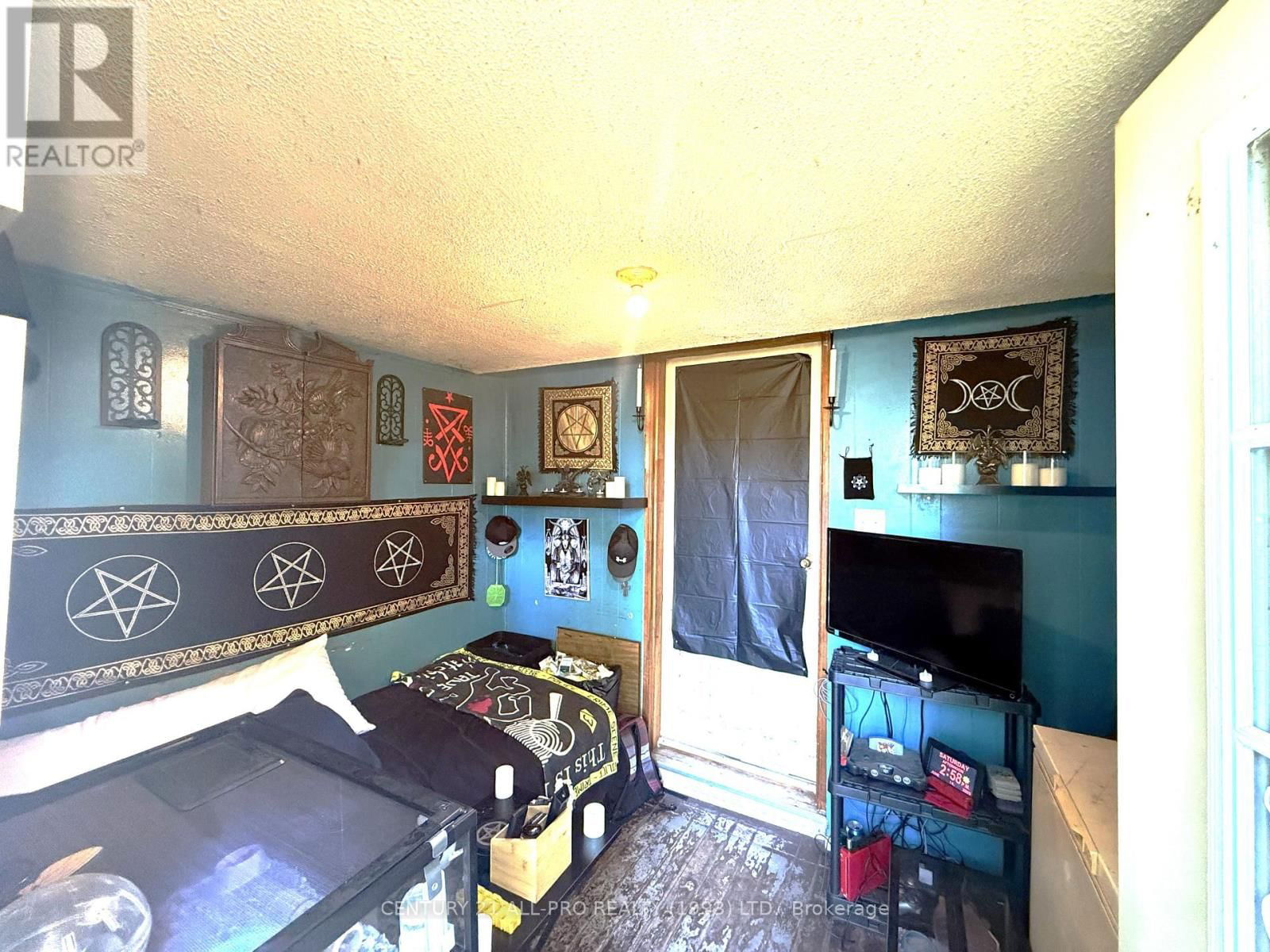 240 UNIVERSITY AVENUE WEST Image 13