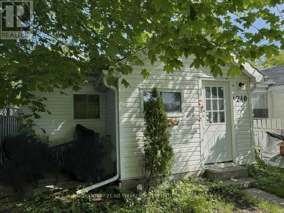 240 UNIVERSITY AVENUE WEST Image 27