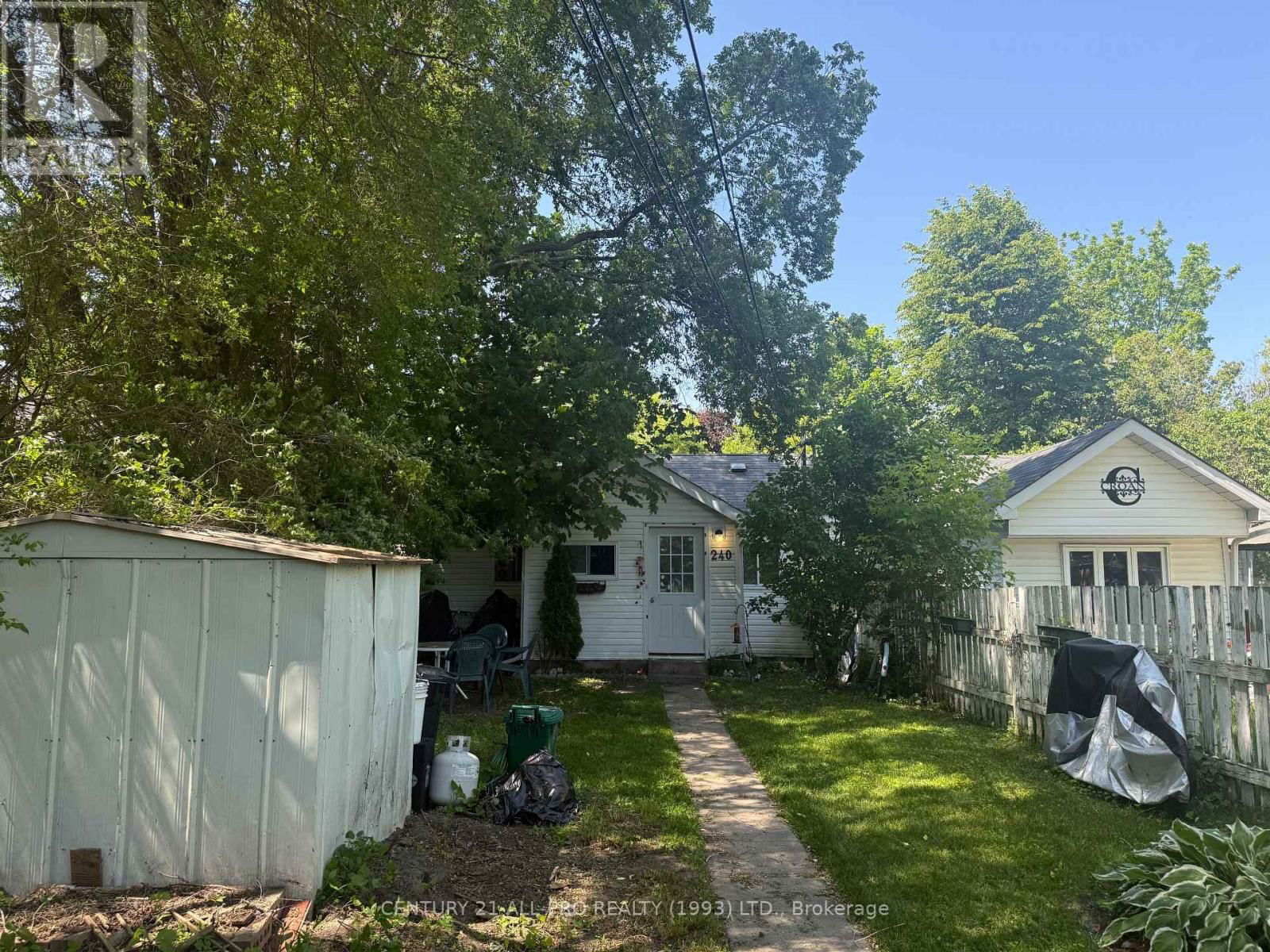 240 UNIVERSITY AVENUE WEST Image 31