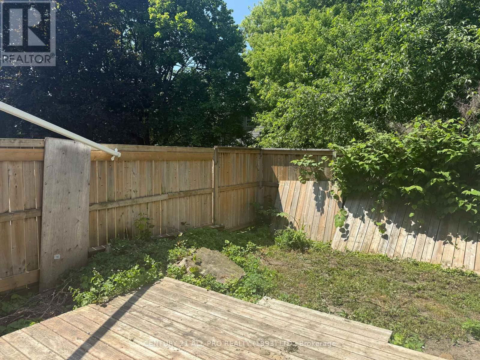 240 UNIVERSITY AVENUE WEST Image 32