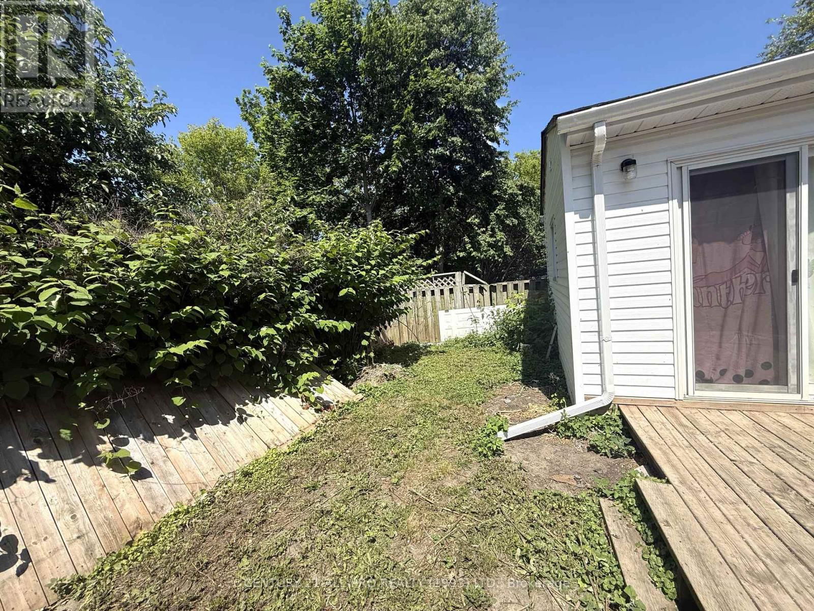 240 UNIVERSITY AVENUE WEST Image 34