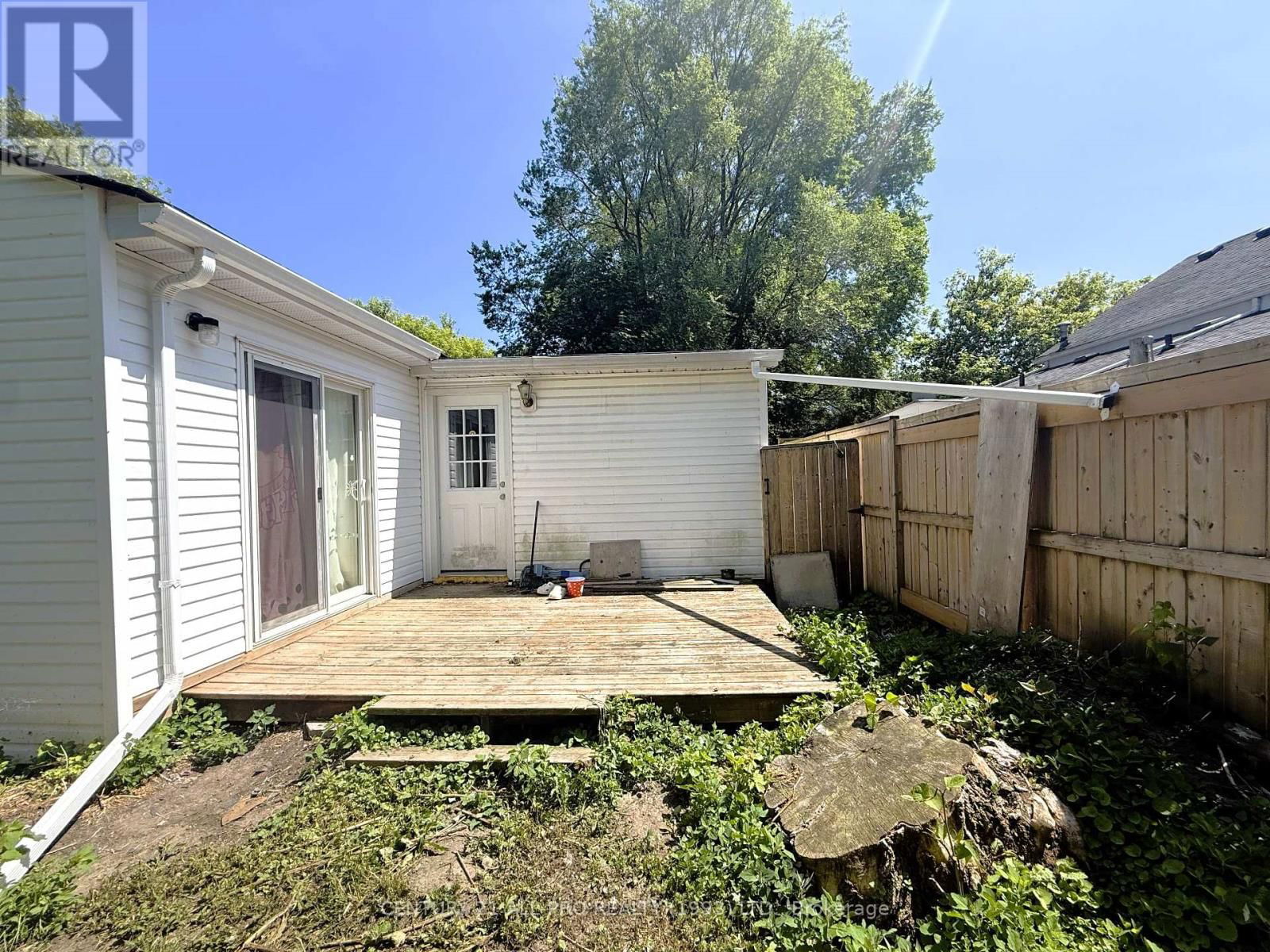240 UNIVERSITY AVENUE WEST Image 36