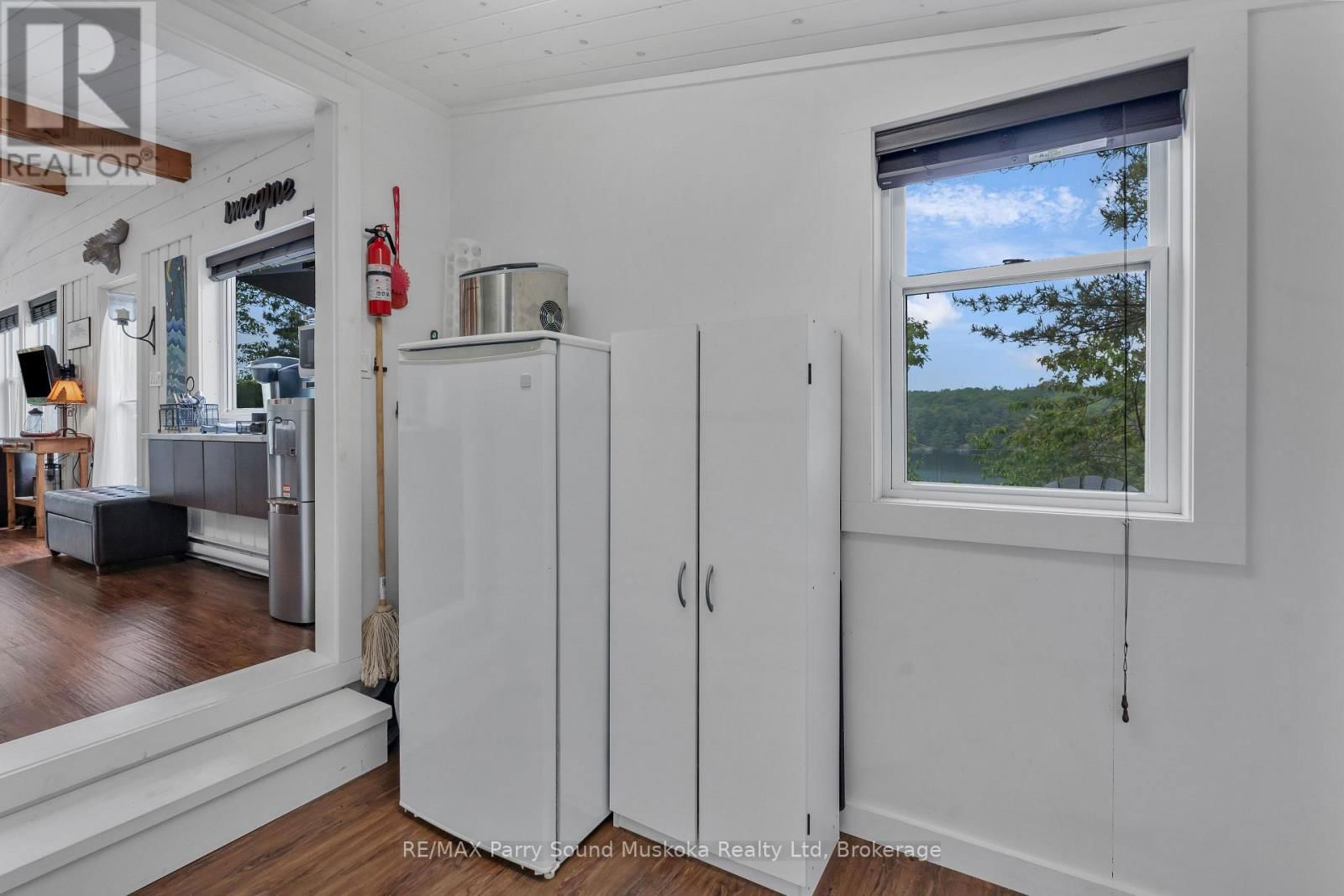 109 HEALEY LAKE Image 24
