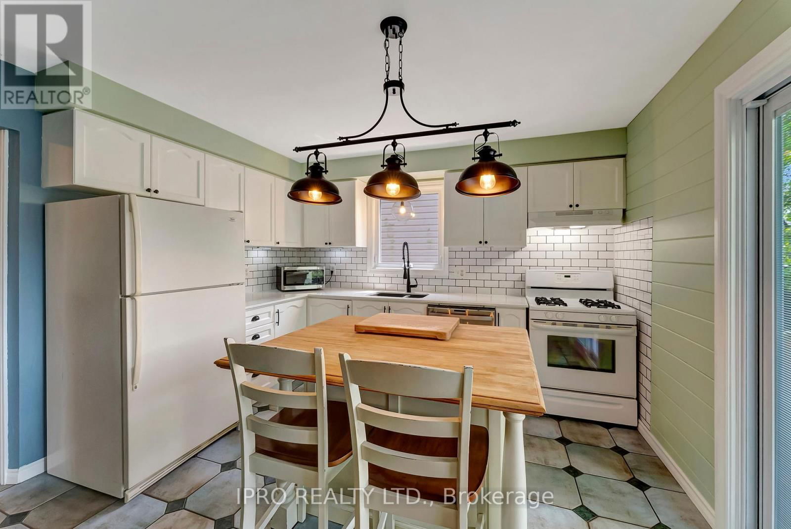 28 CELTIC DRIVE Image 13