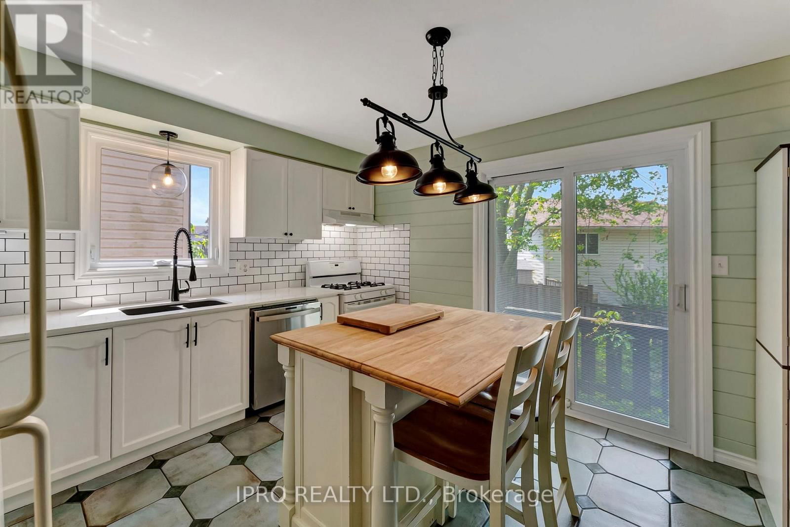28 CELTIC DRIVE Image 14