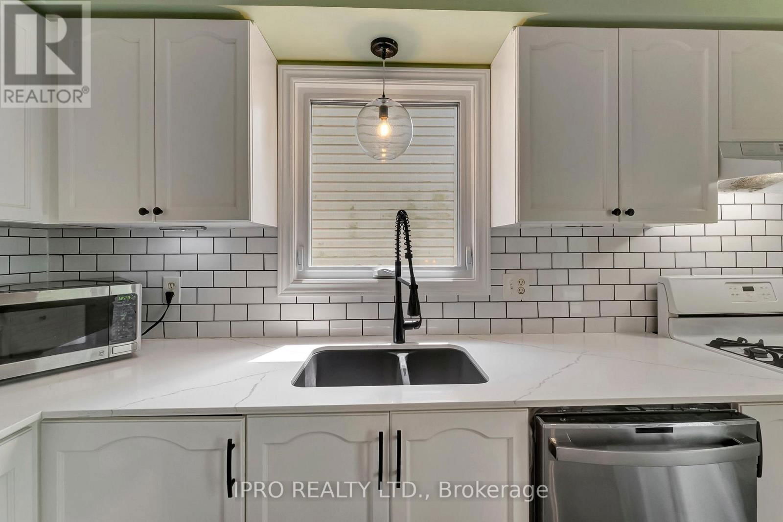 28 CELTIC DRIVE Image 15