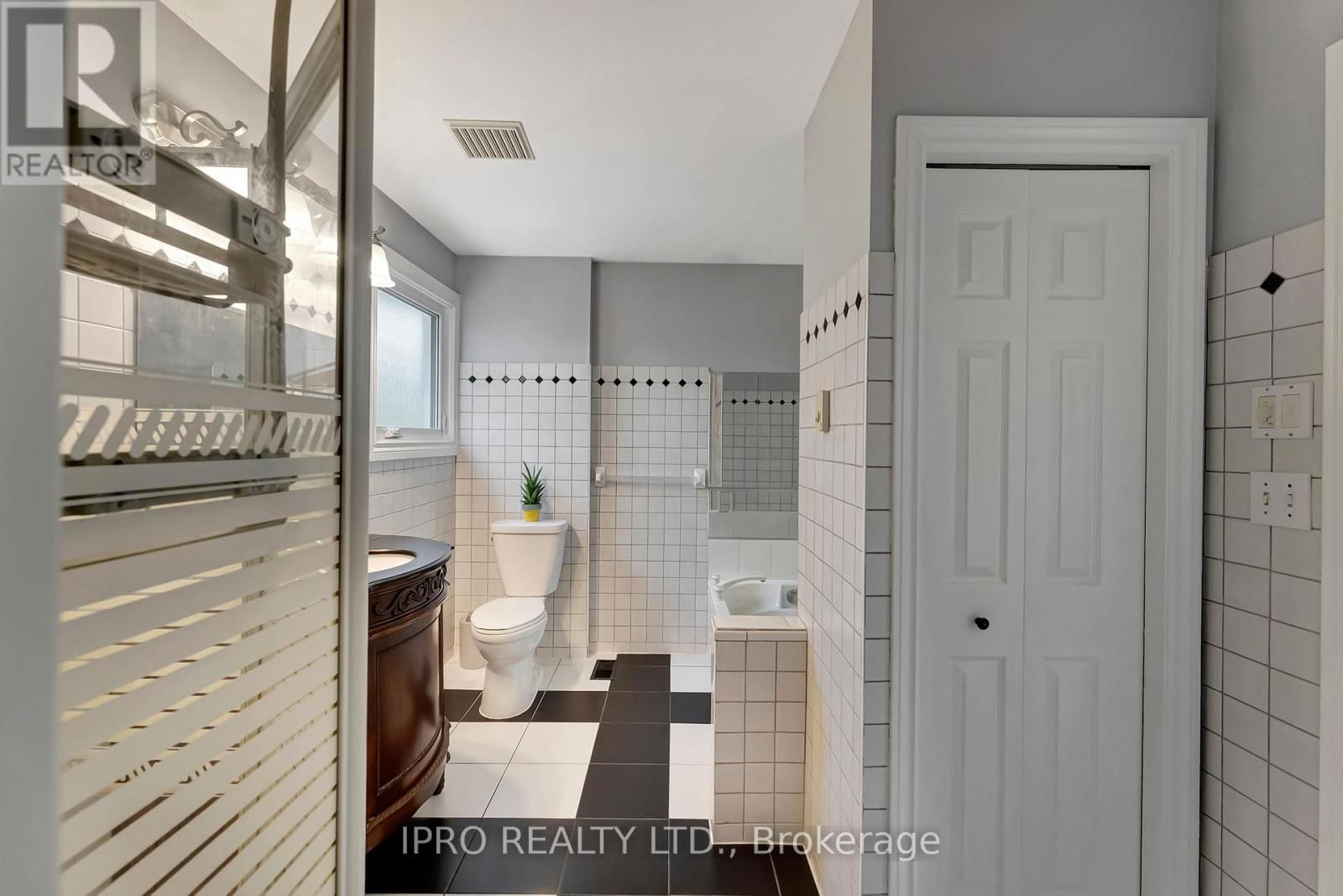 28 CELTIC DRIVE Image 23