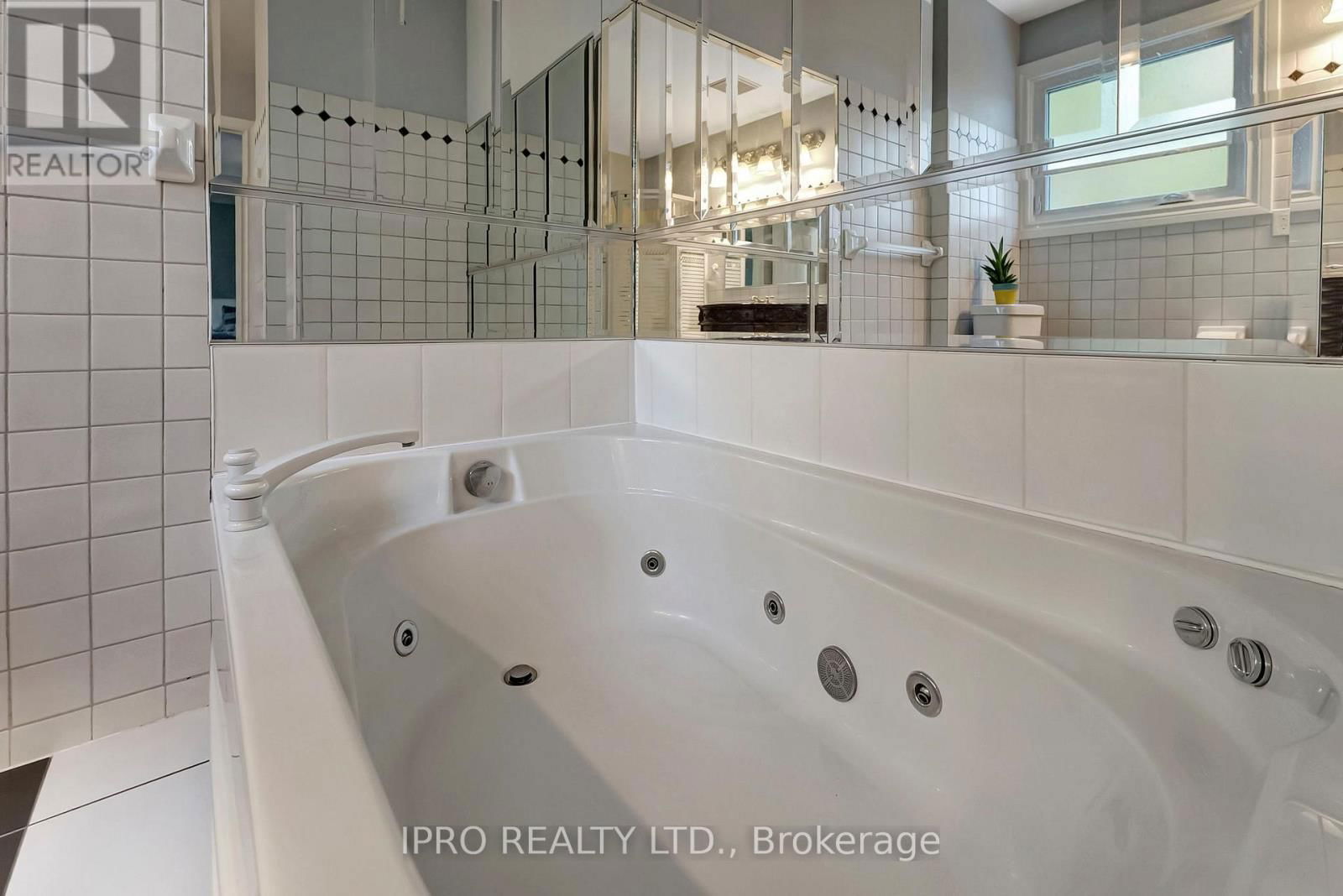 28 CELTIC DRIVE Image 25