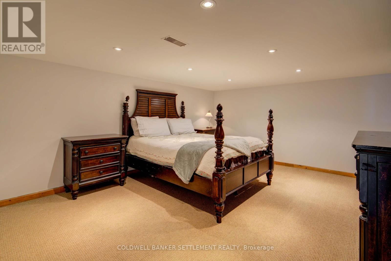 111 FERRIER ROAD EAST Image 22