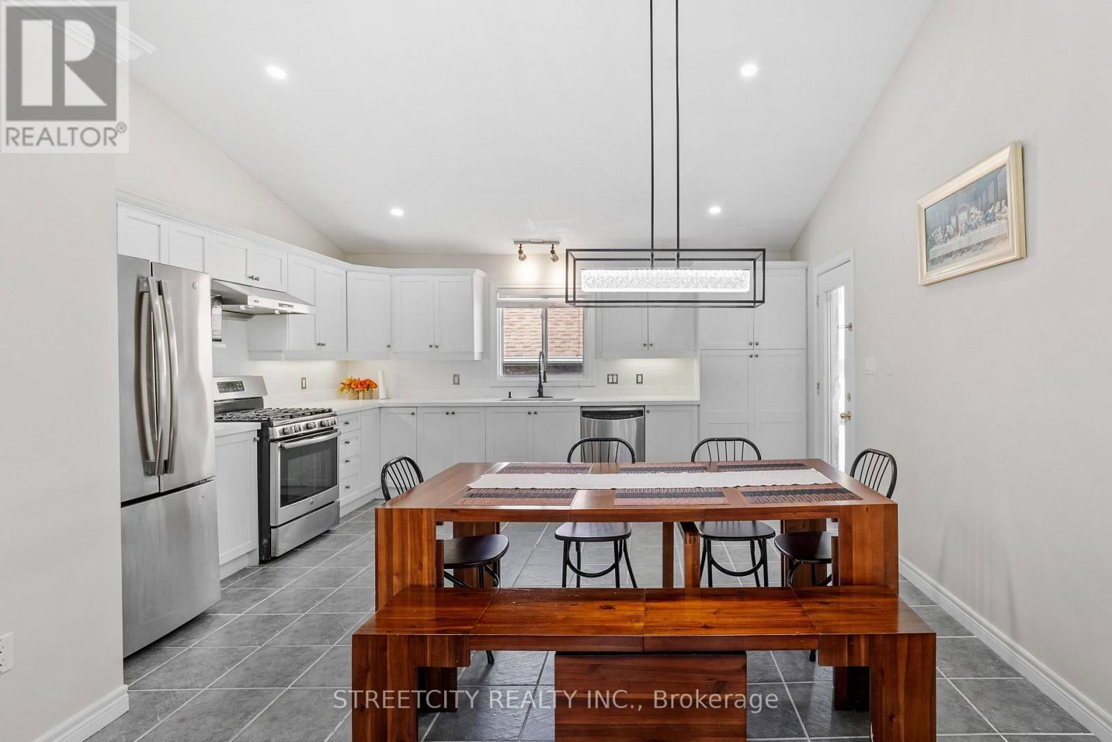 131 BRIDLE PATH Image 11