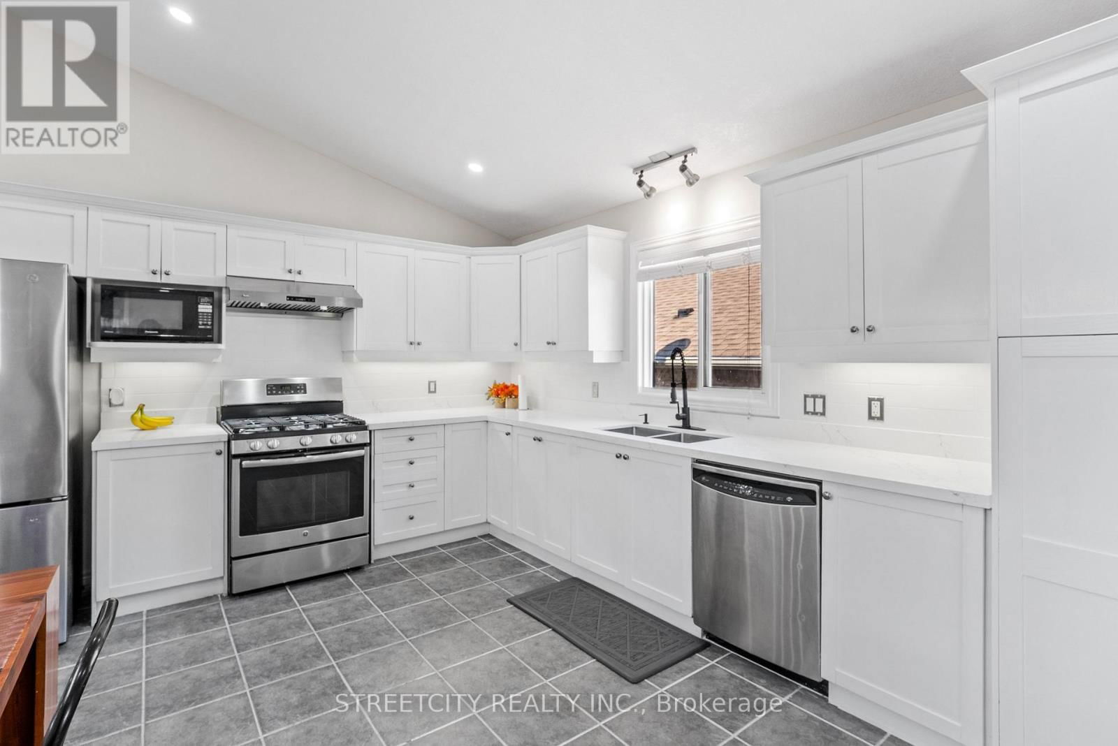 131 BRIDLE PATH Image 12