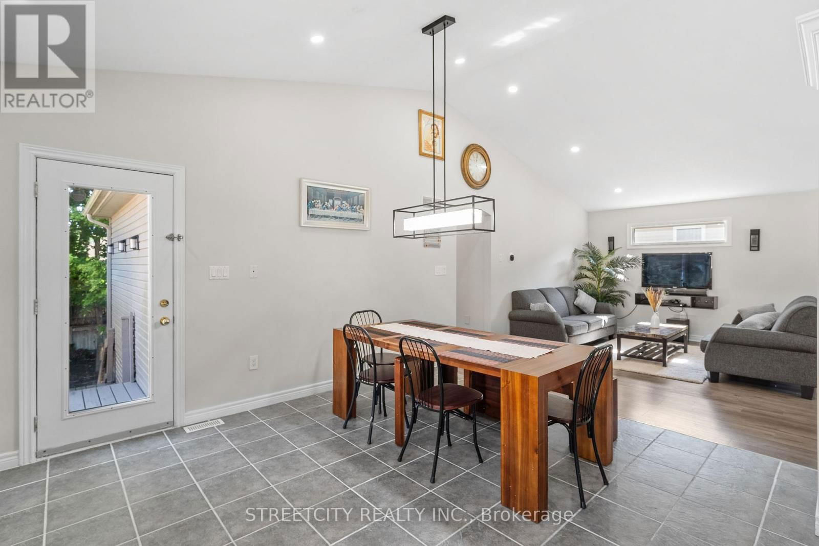 131 BRIDLE PATH Image 14