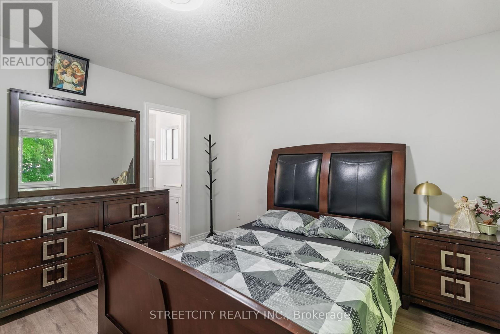 131 BRIDLE PATH Image 17