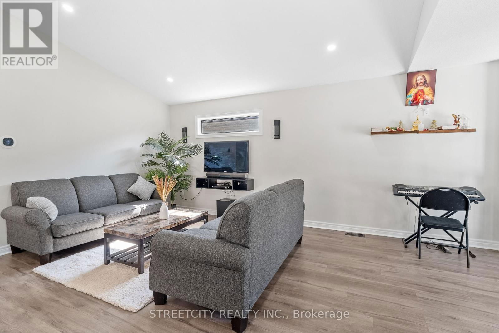 131 BRIDLE PATH Image 8