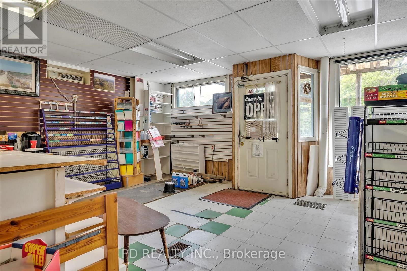 2449 QUEEN MARY STREET Image 30