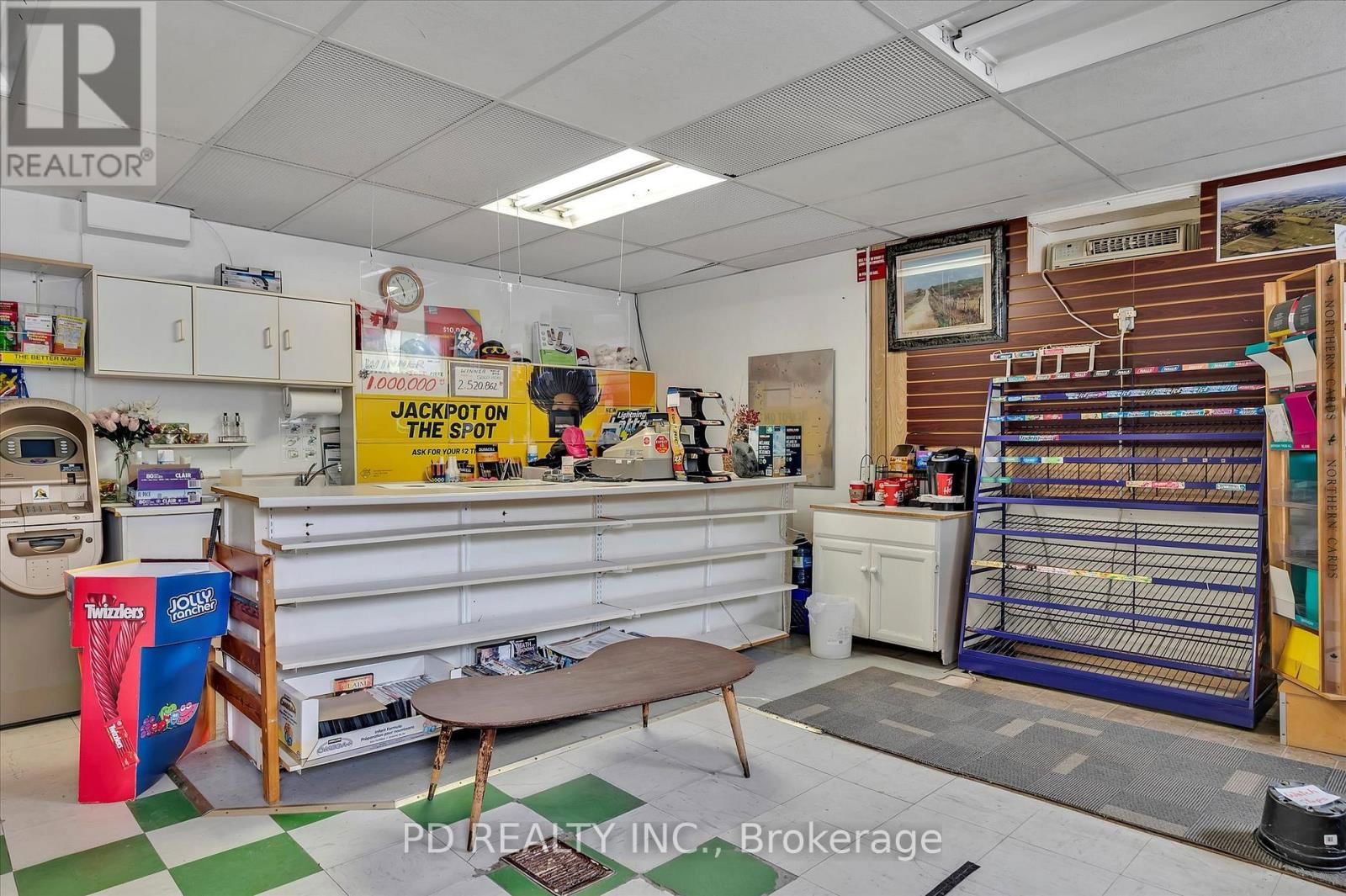 2449 QUEEN MARY STREET Image 31