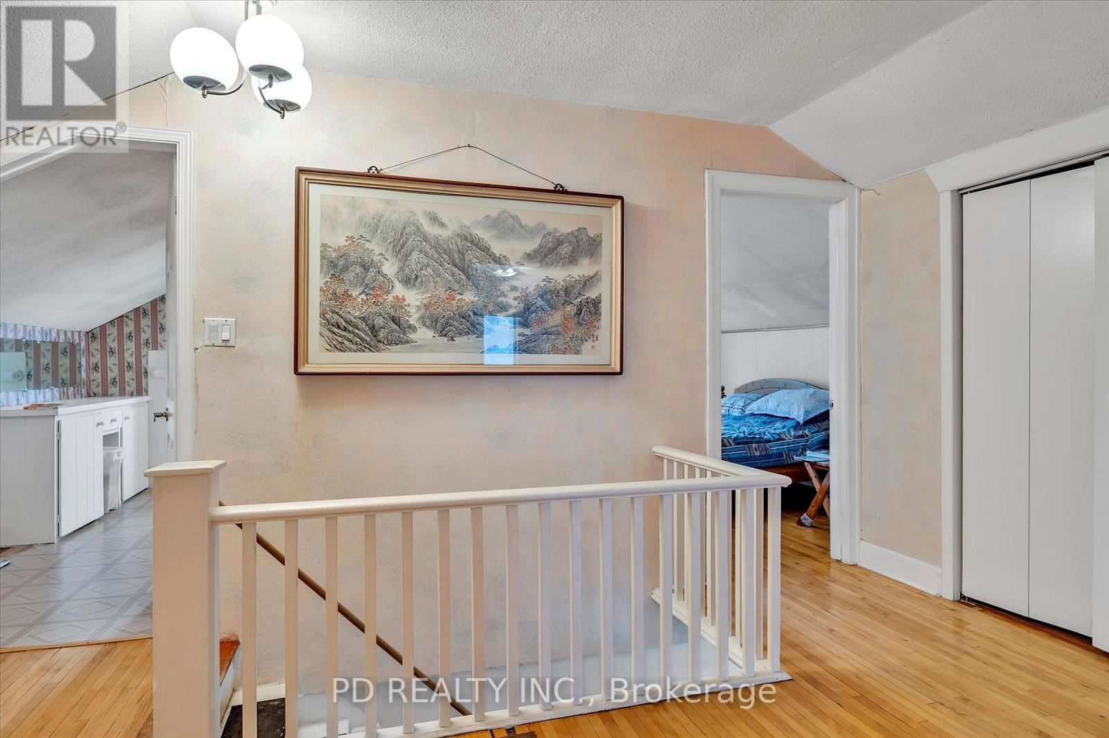 2449 QUEEN MARY STREET Image 35