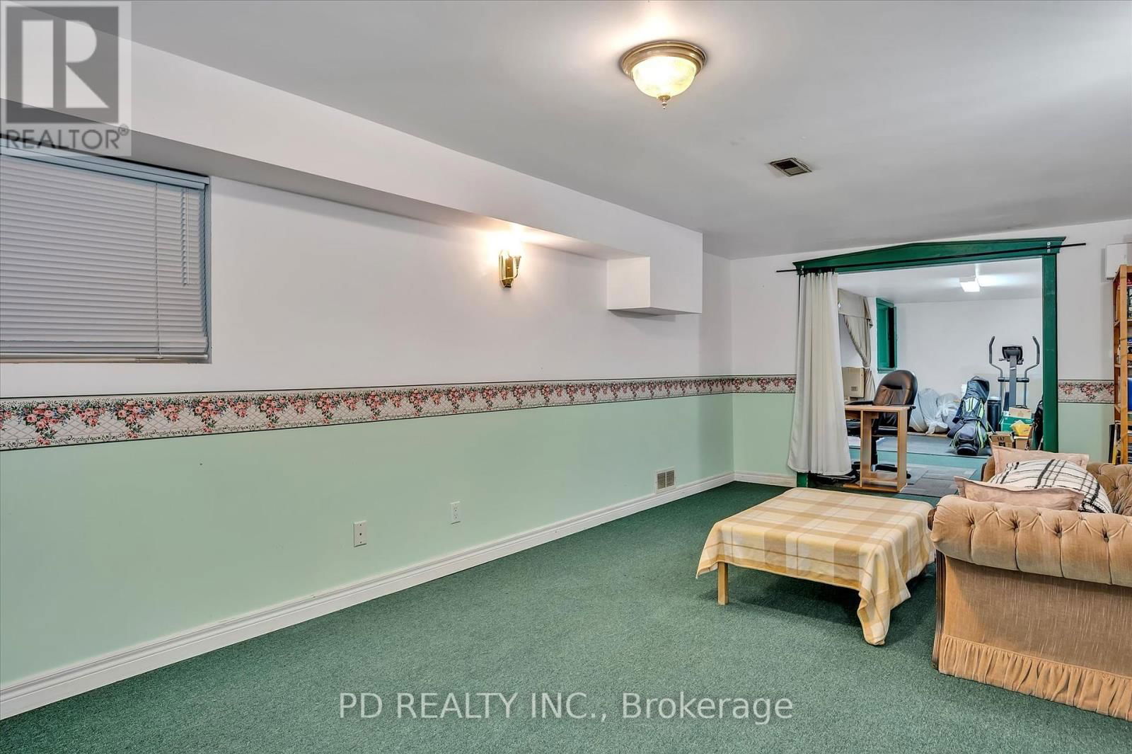 2449 QUEEN MARY STREET Image 43