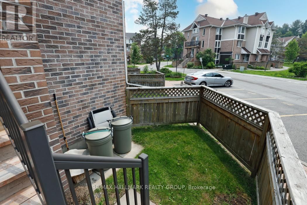 8 - 3 STONEBANK CRESCENT Image 4