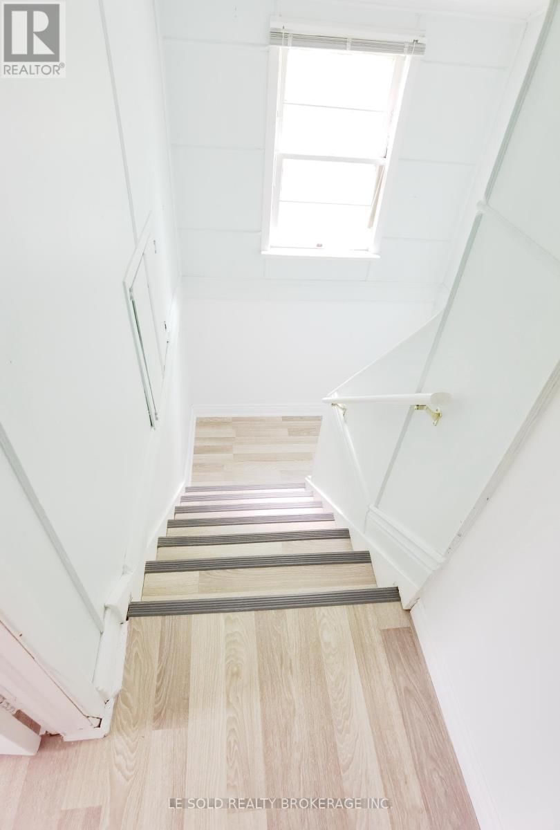 Upper - 112 LELAND STREET Image 11