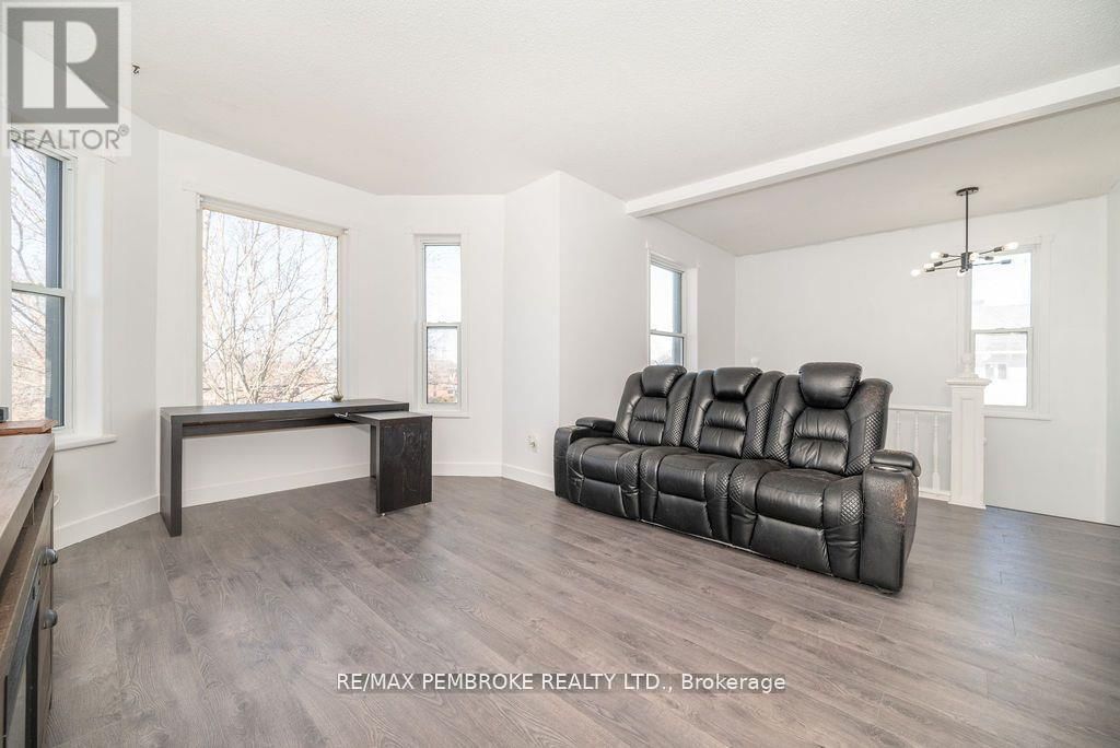 502 MARY STREET Image 28