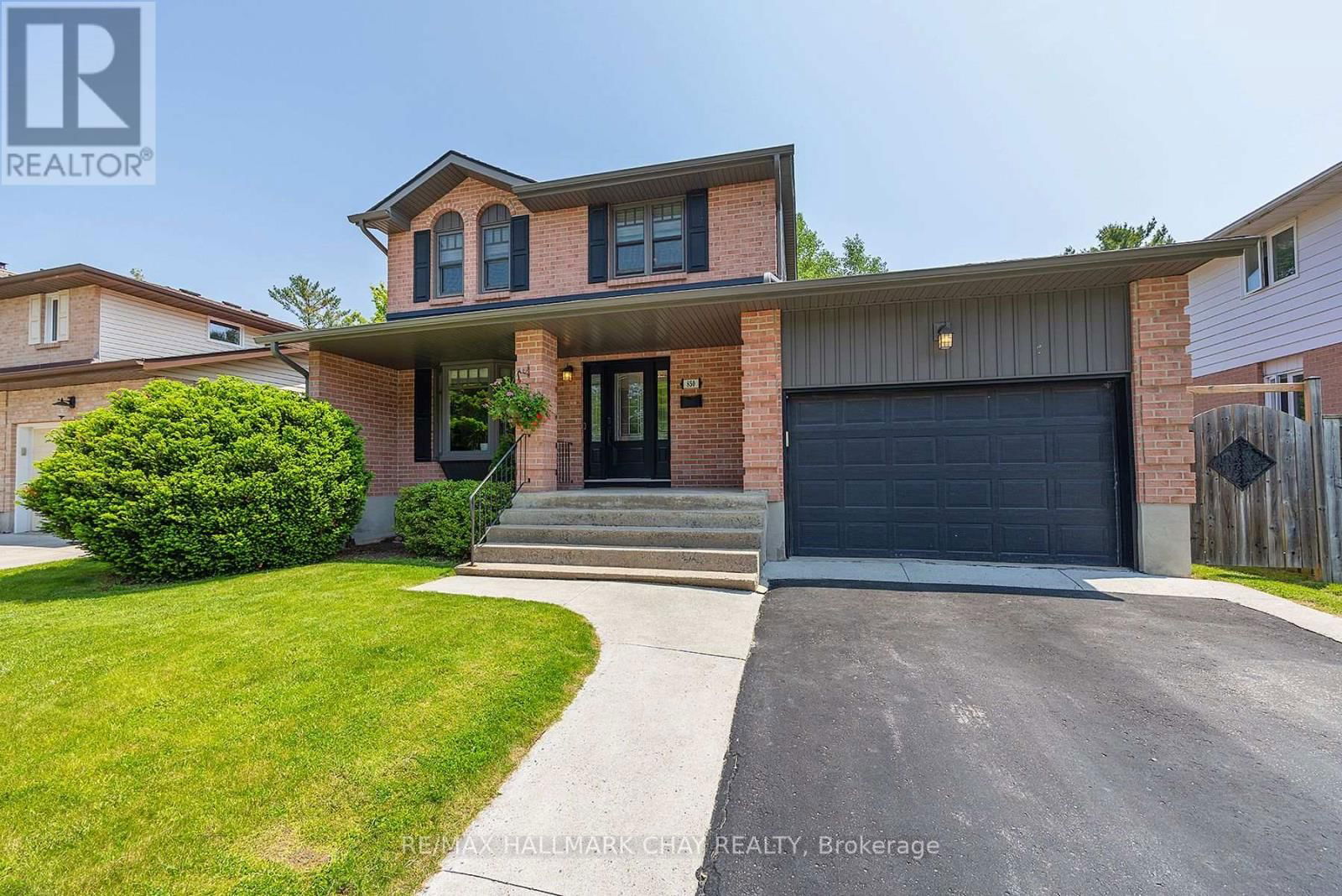 850 ROWANTREE CRESCENT Image 2