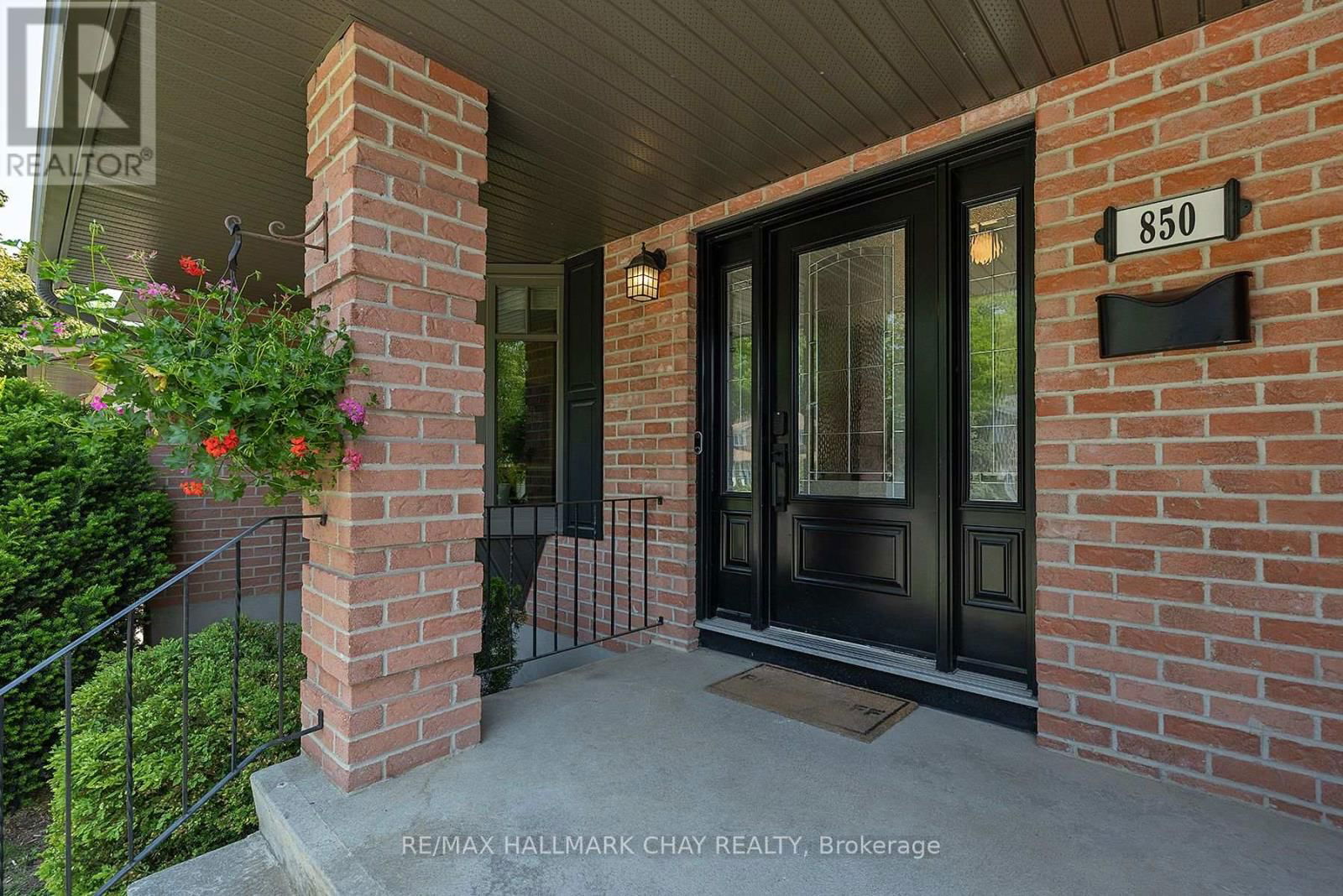 850 ROWANTREE CRESCENT Image 3