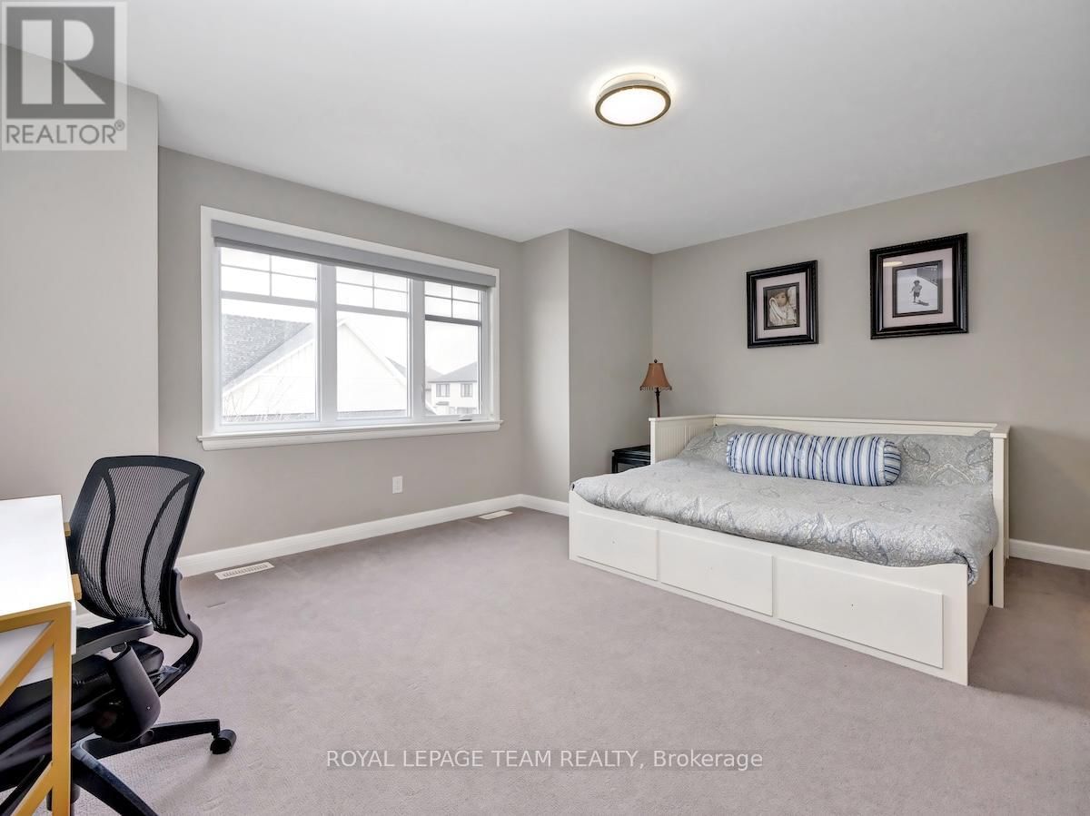 240 ESCARPMENT CRESCENT Image 25