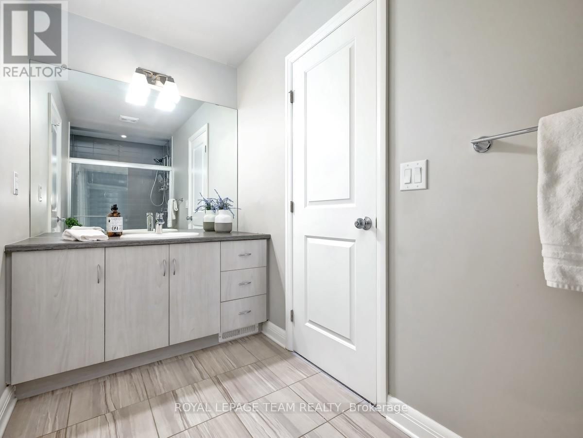 240 ESCARPMENT CRESCENT Image 27