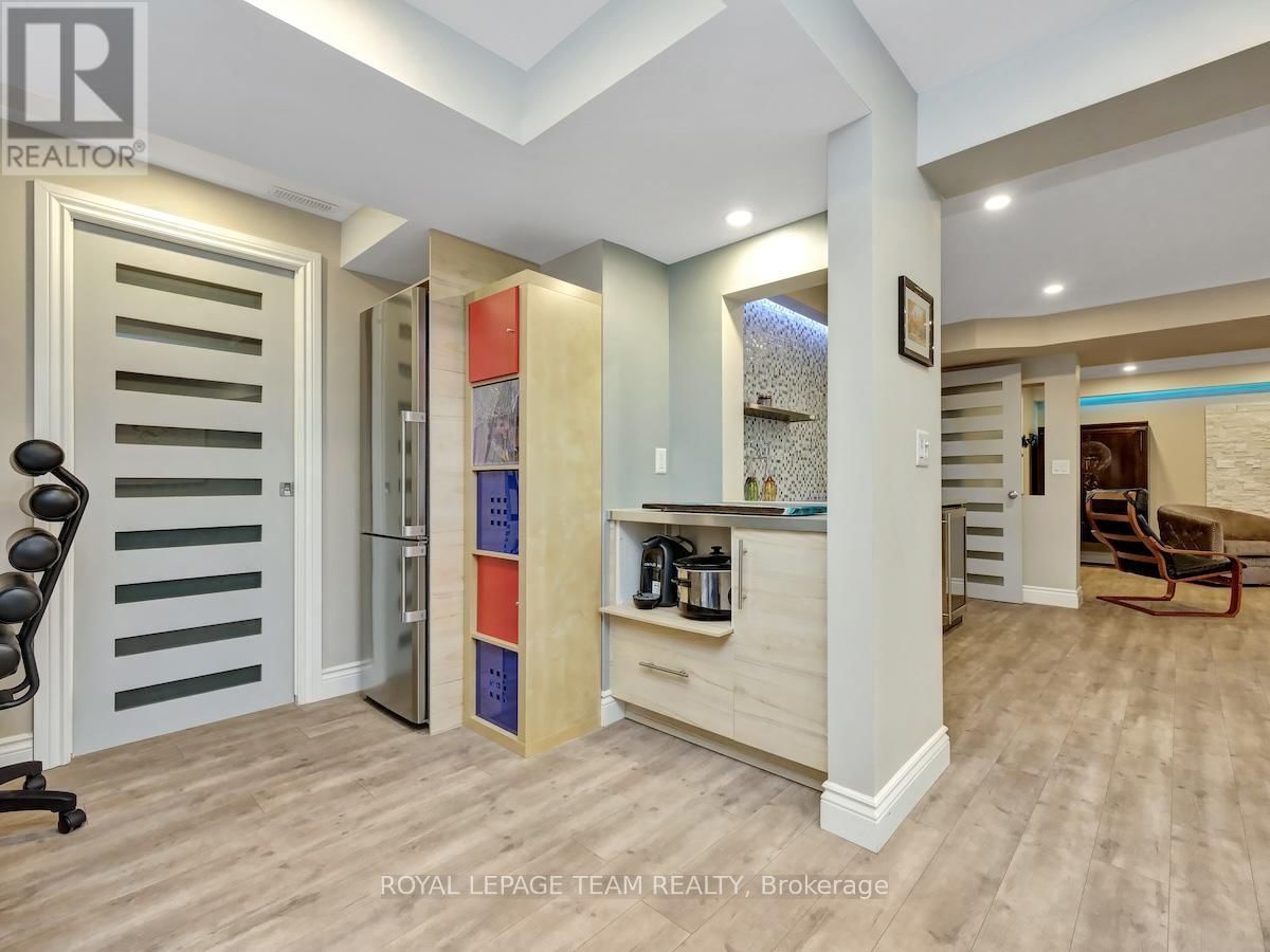 240 ESCARPMENT CRESCENT Image 31