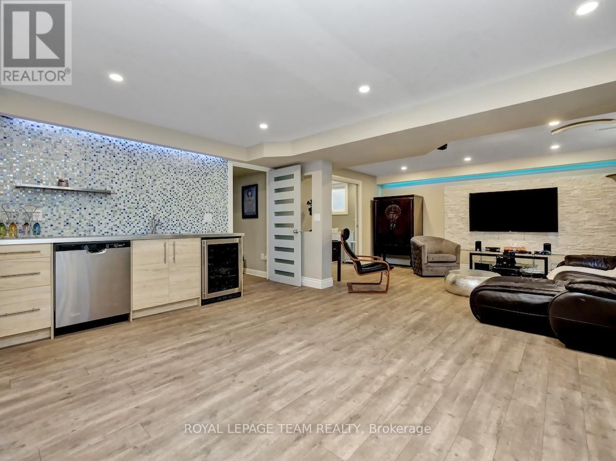 240 ESCARPMENT CRESCENT Image 32