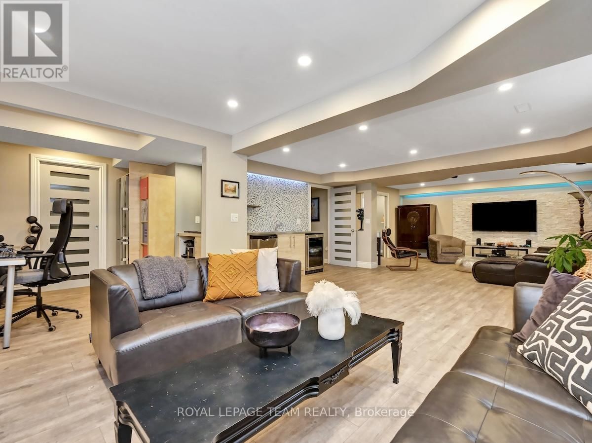 240 ESCARPMENT CRESCENT Image 33