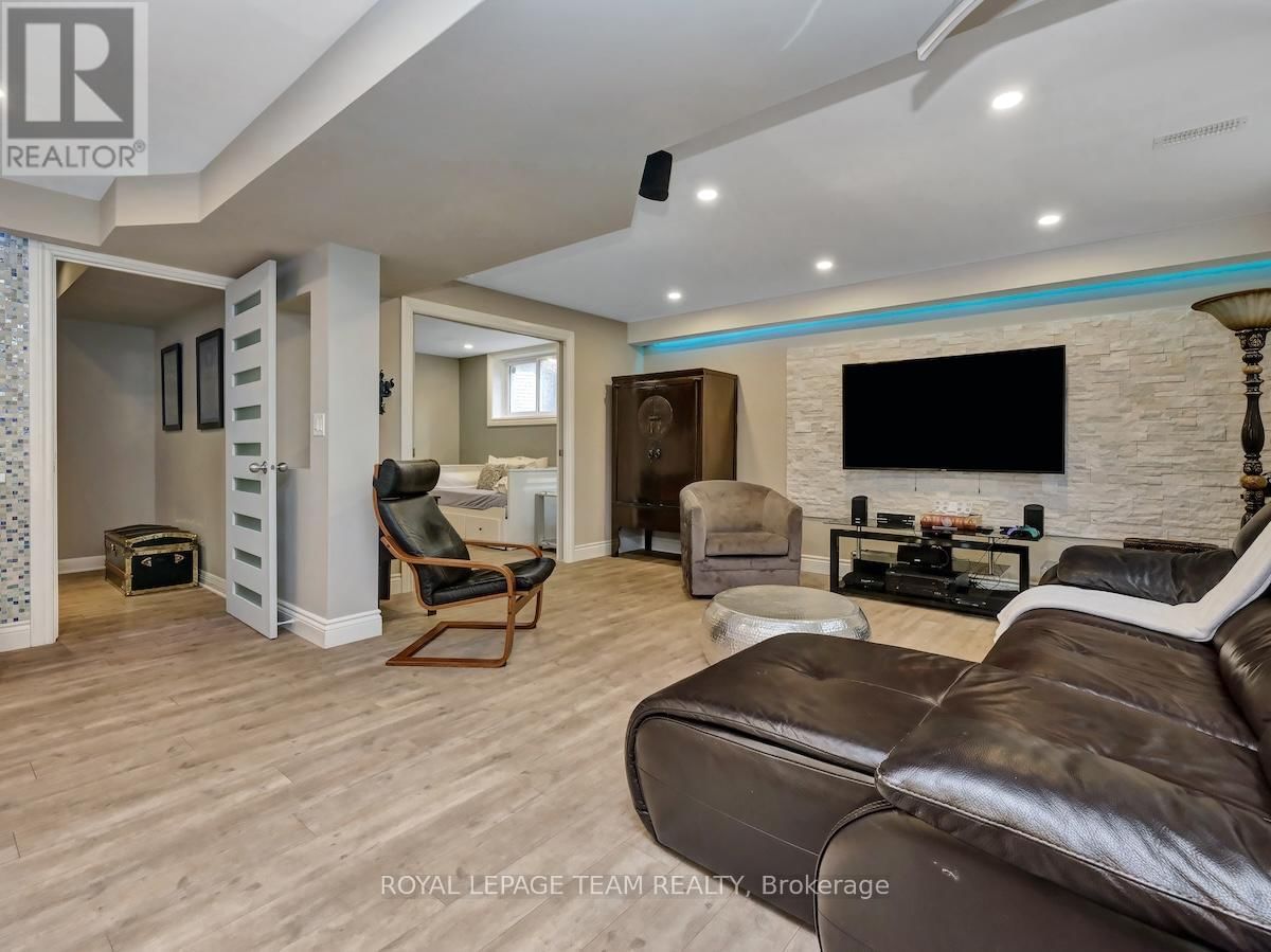 240 ESCARPMENT CRESCENT Image 35