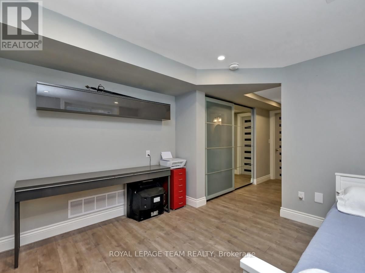 240 ESCARPMENT CRESCENT Image 40