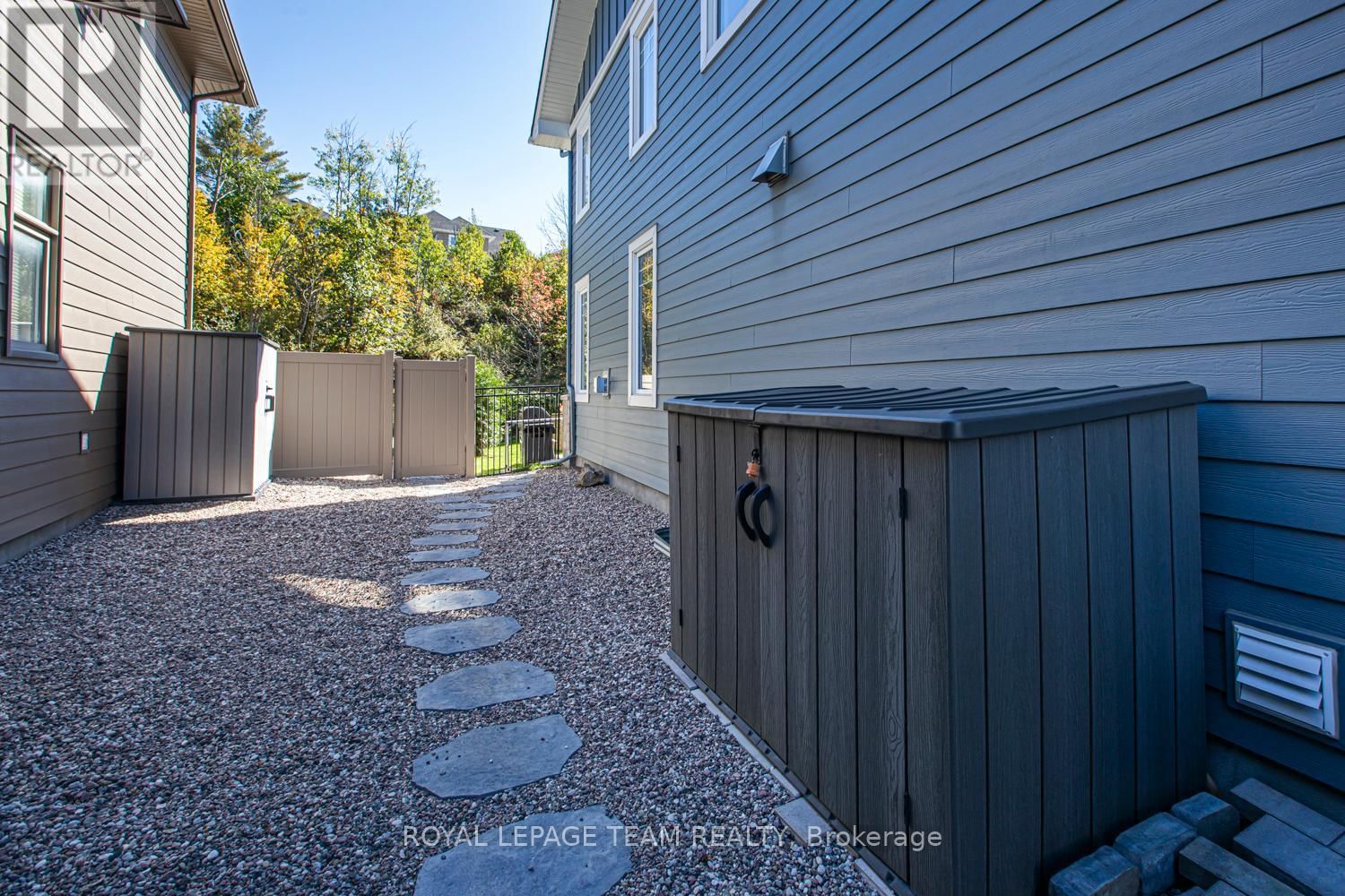 240 ESCARPMENT CRESCENT Image 44